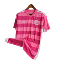 Camisa Flamengo Retrô Outubro Rosa 2022 Torcedor Masculina - Rosa em 2 tons e o simbolo em branco